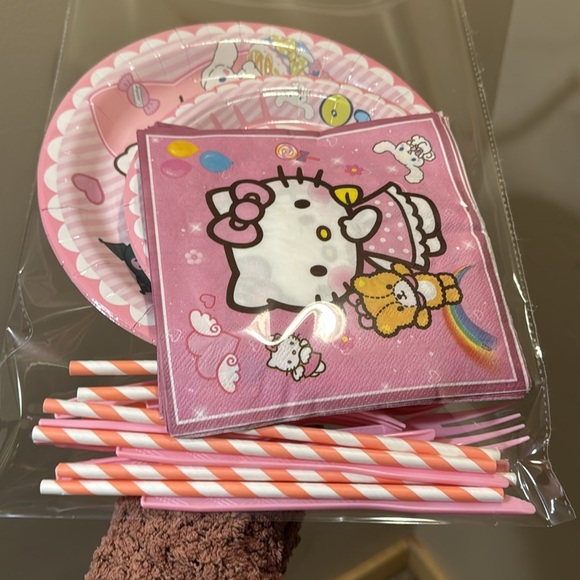 Hello Kitty 47 Piece Pink and White Party Tableware Set - Picture 3 of 13